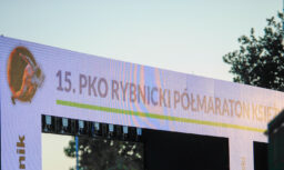 Prawie 1300 biegaczy w świetle księżyca. 15. PKO Rybnicki Półmaraton Księżycowy za nami!
