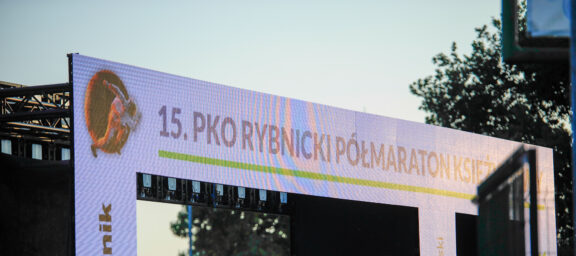 Prawie 1300 biegaczy w świetle księżyca. 15. PKO Rybnicki Półmaraton Księżycowy za nami!