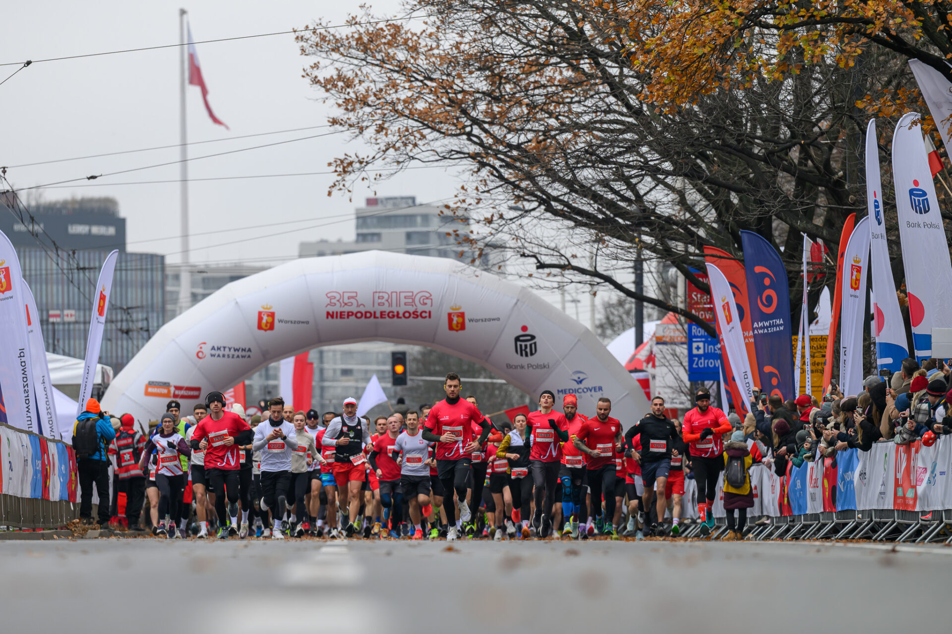 Razem dla Niepodległej! Tysiące biegaczy na trasach w Warszawie i Rzeszowie