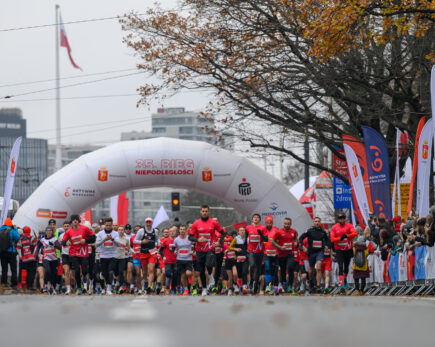 Razem dla Niepodległej! Tysiące biegaczy na trasach w Warszawie i Rzeszowie