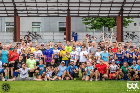 Od kwietnia do listopada lekkoatletyczne bieżnie w całej Polsce znów tętniły życiem. Zakończył się sezon 2025 akcji BiegamBoLubię, ogólnopolskiego programu bezpłatnych zajęć biegowych