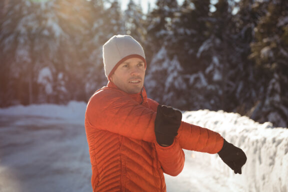 Bieganie zimą bez kompromis&oacute;w. Jak trenować w mrozie, wietrze i na lodzie?
