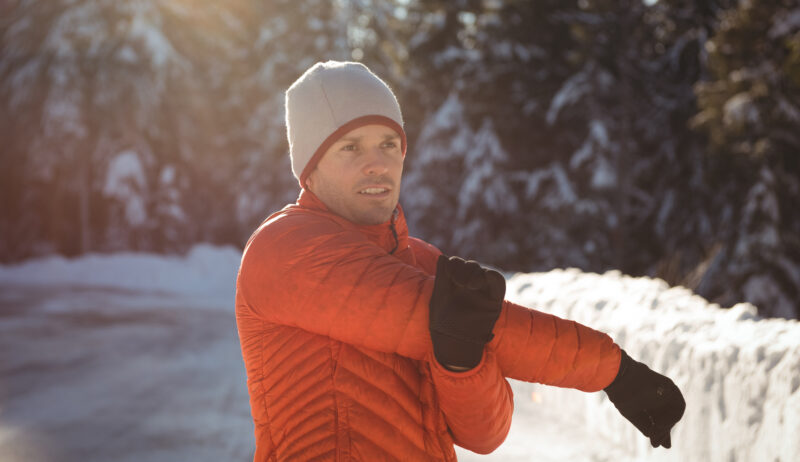 Bieganie zimą bez kompromis&oacute;w. Jak trenować w mrozie, wietrze i na lodzie?